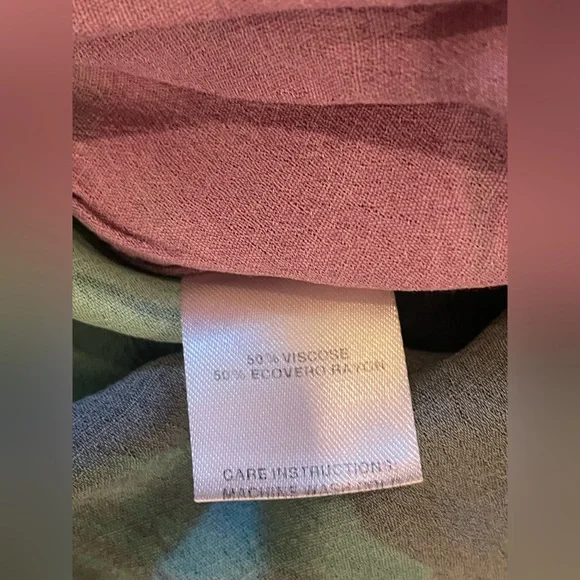 The Kit Women’s Floral Button-Up Shirt *Like New* - Picture 3 of 4